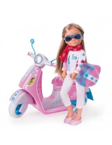 Nancy con lo scooter rosa FAM700008560 Famosa | Futurartshop.com