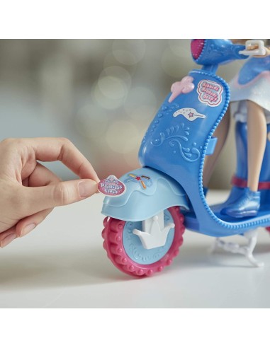 Disney Princess Comfy Squad Cenerentola con il suo Scooter HASE89375L00 Hasbro | Futurartshop.com